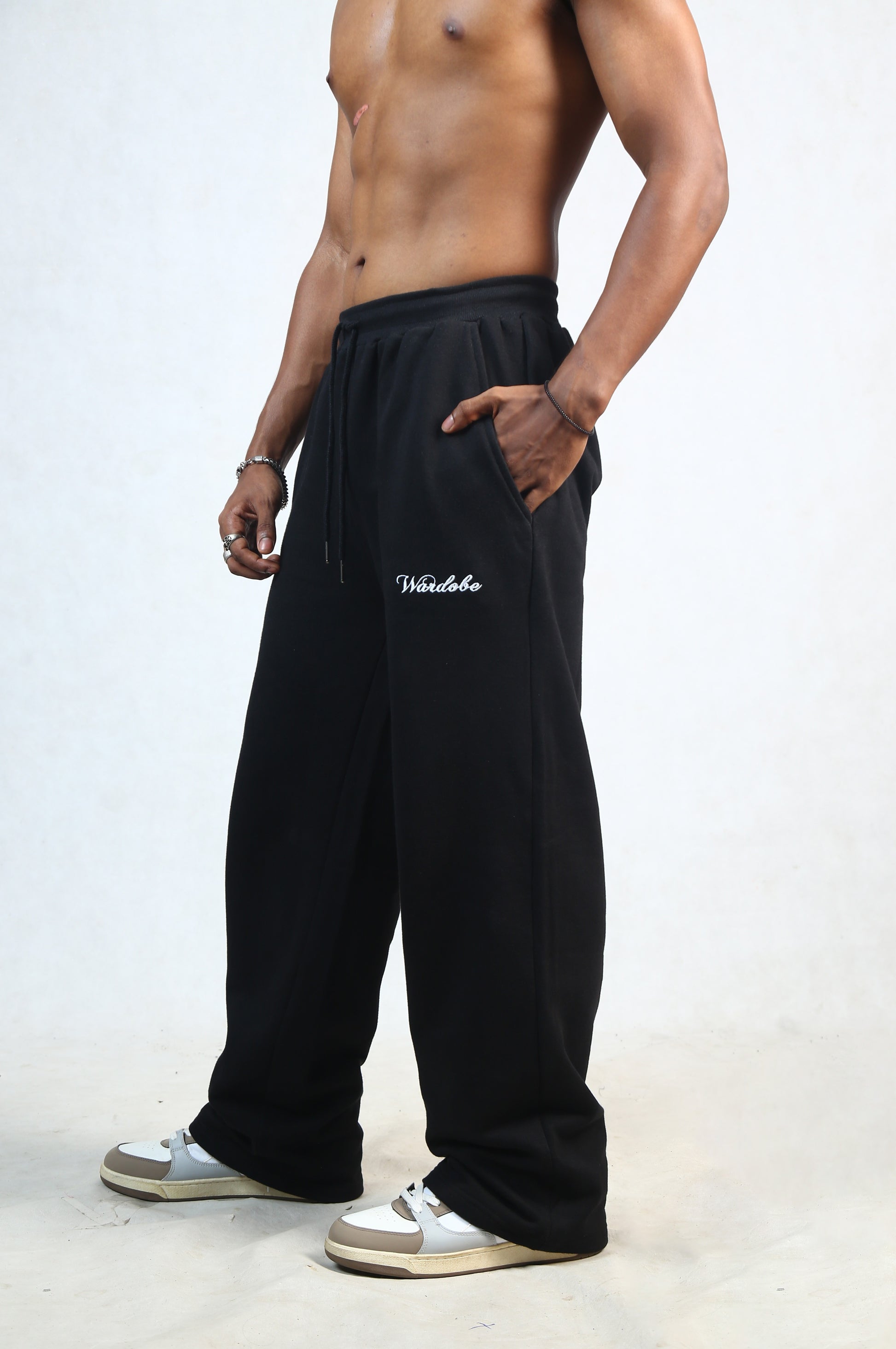 BLACK SWEATPANTS LOOSE-FIT