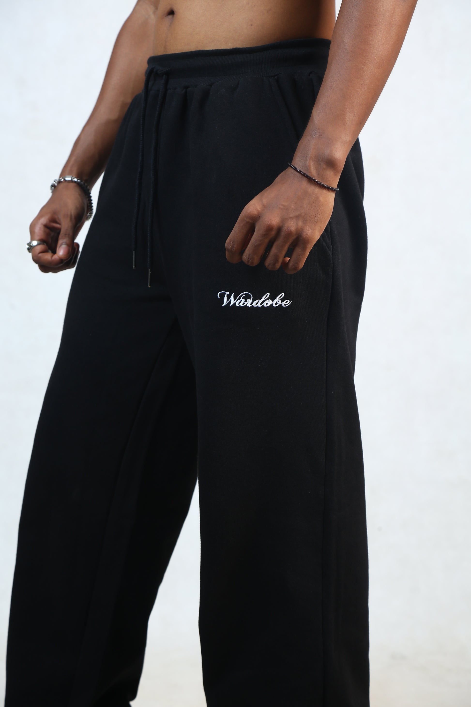 BLACK SWEATPANTS LOOSE-FIT