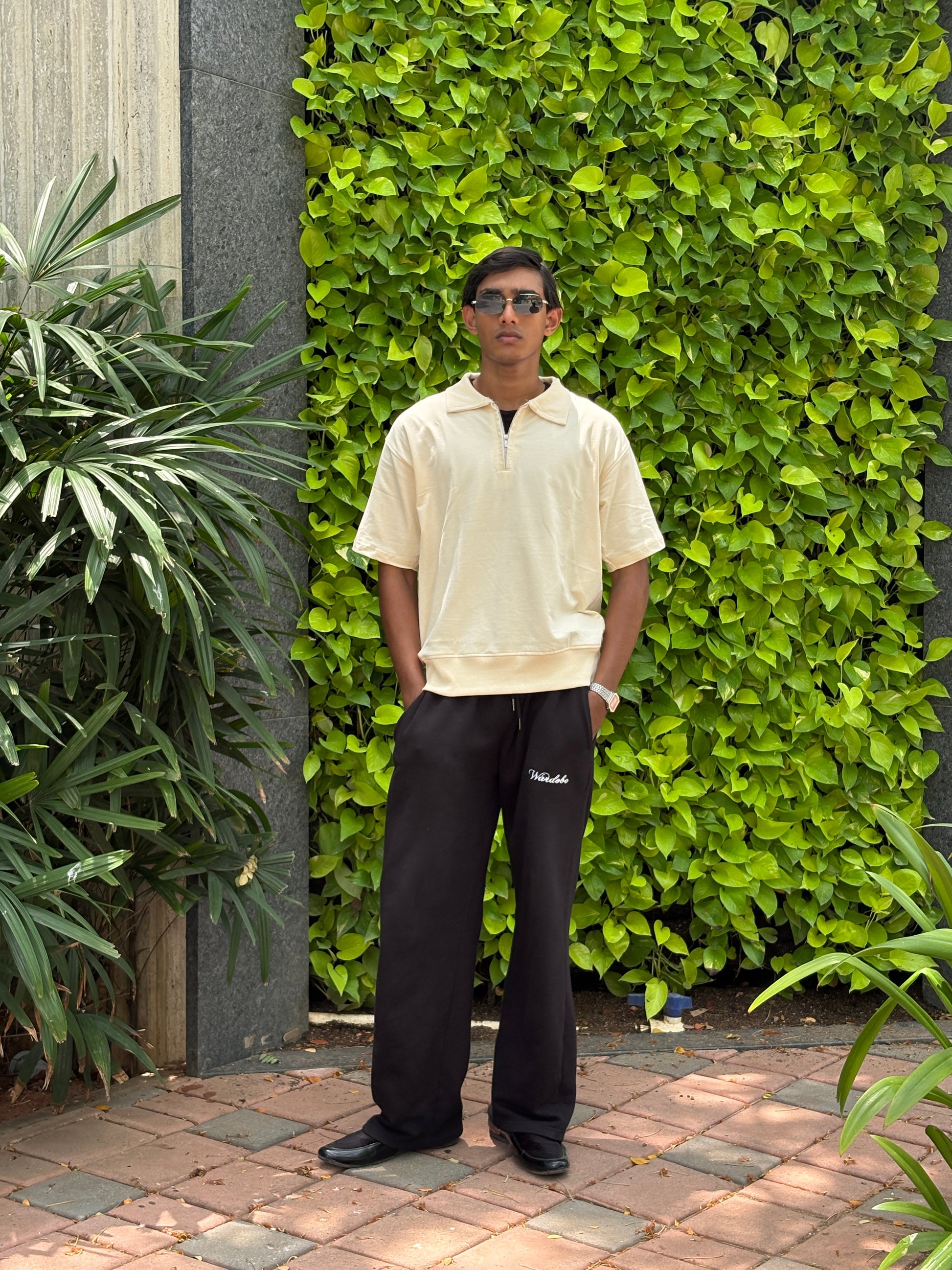 BLACK SWEATPANTS LOOSE-FIT