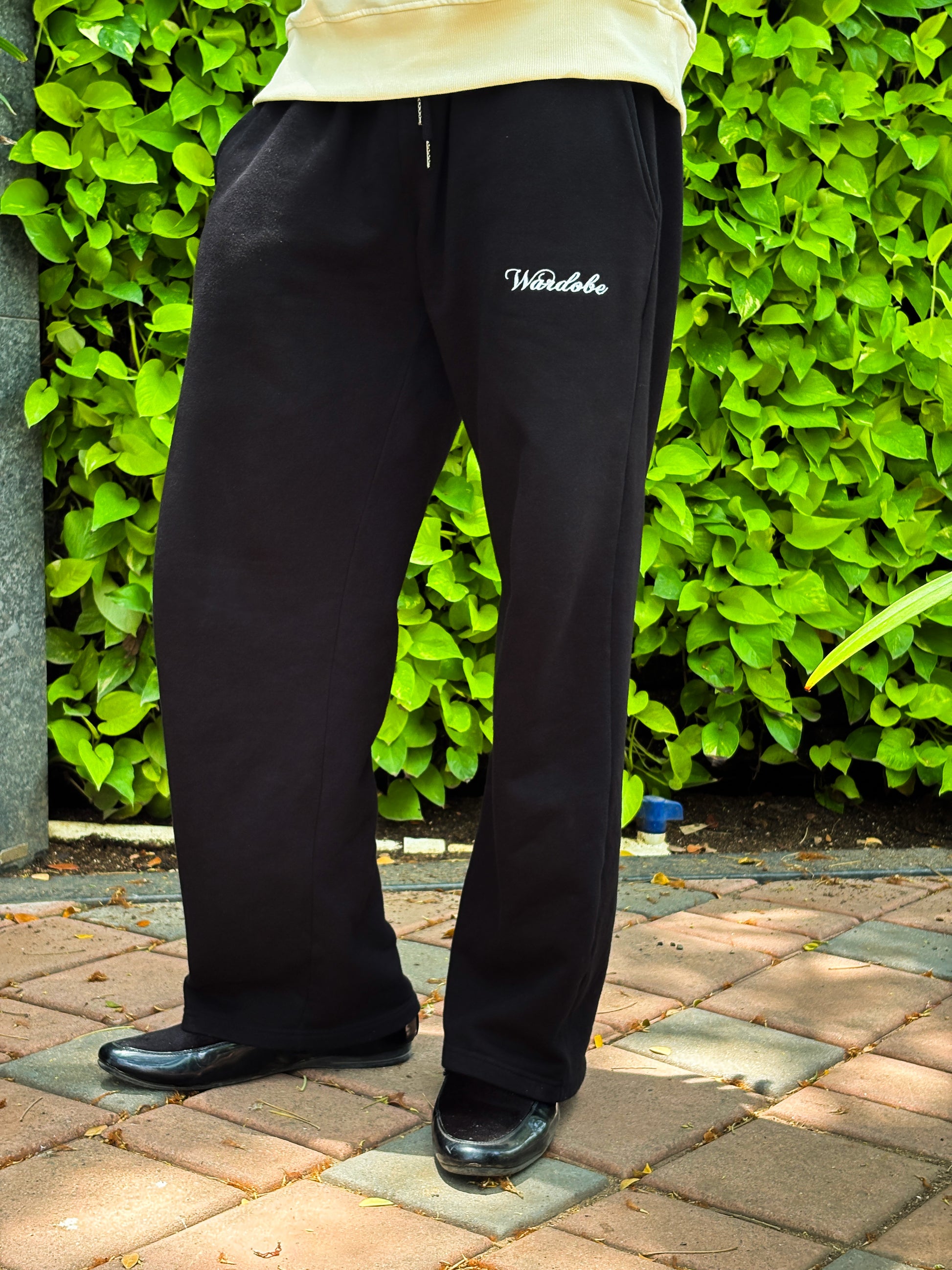 BLACK SWEATPANTS LOOSE-FIT